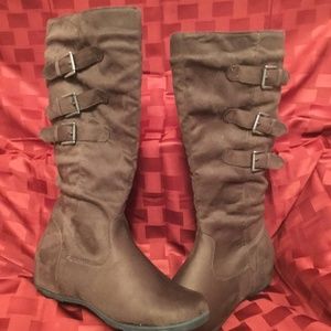 Ladies 8.5 brown sued boots nwot